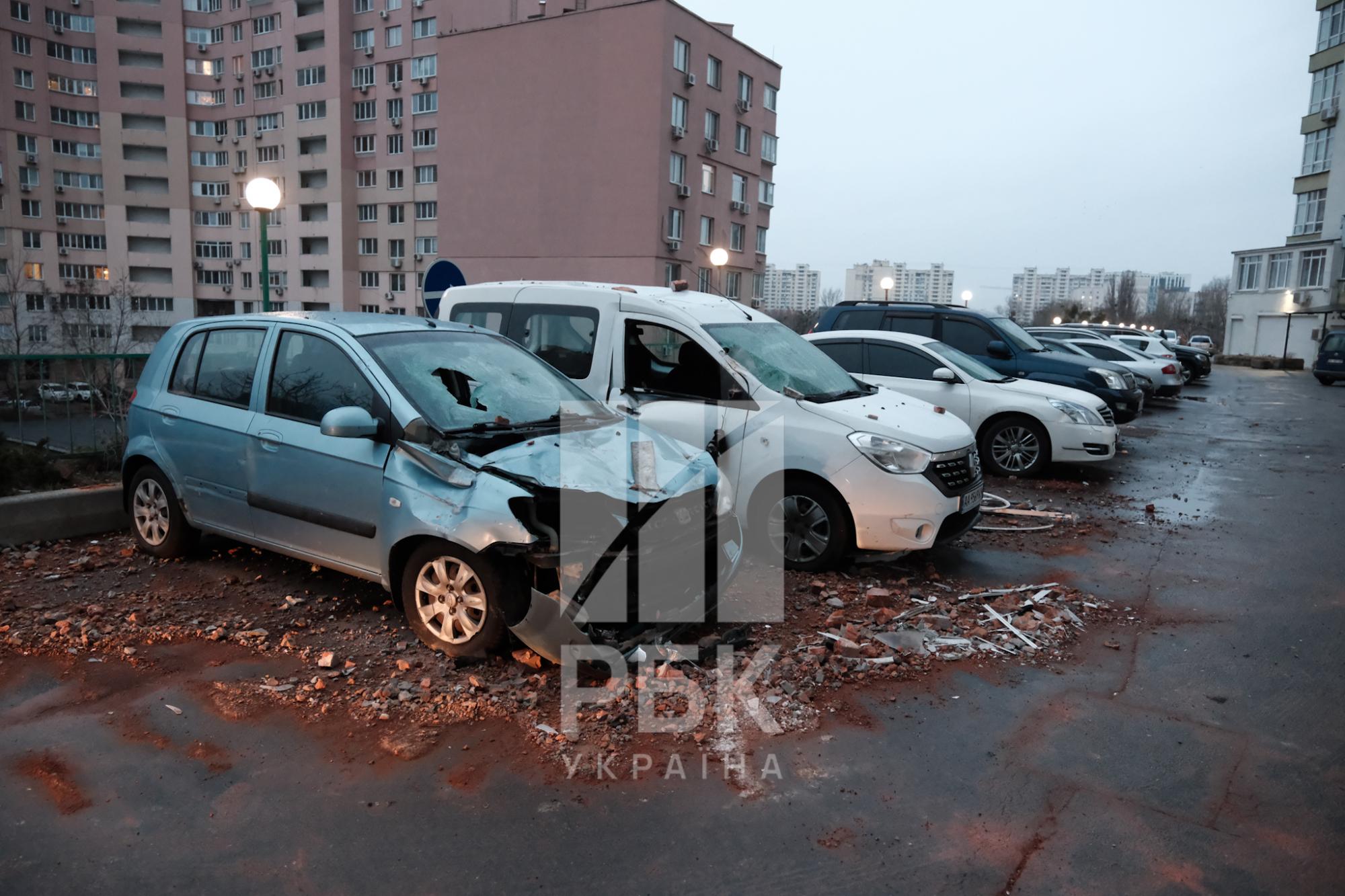 "Мы выжили в аду". В Киеве "шахед" растрощил квартиру украинского ведущего